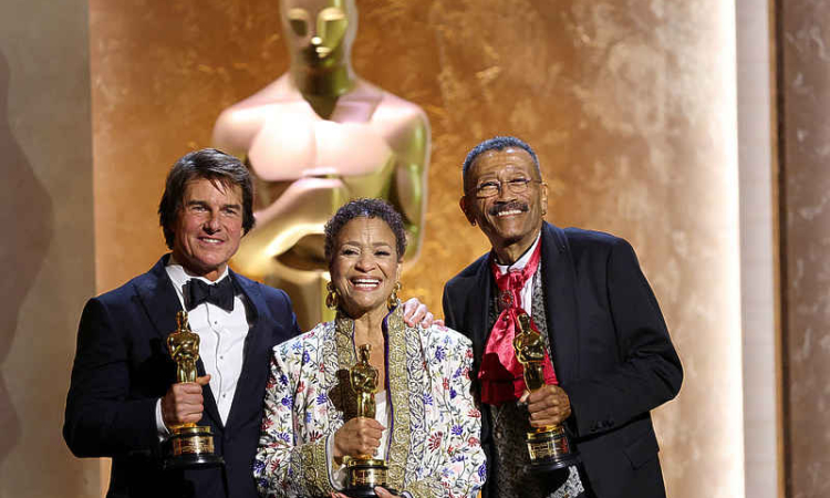 Cruise touts power of cinema  as he accepts honorary Oscar